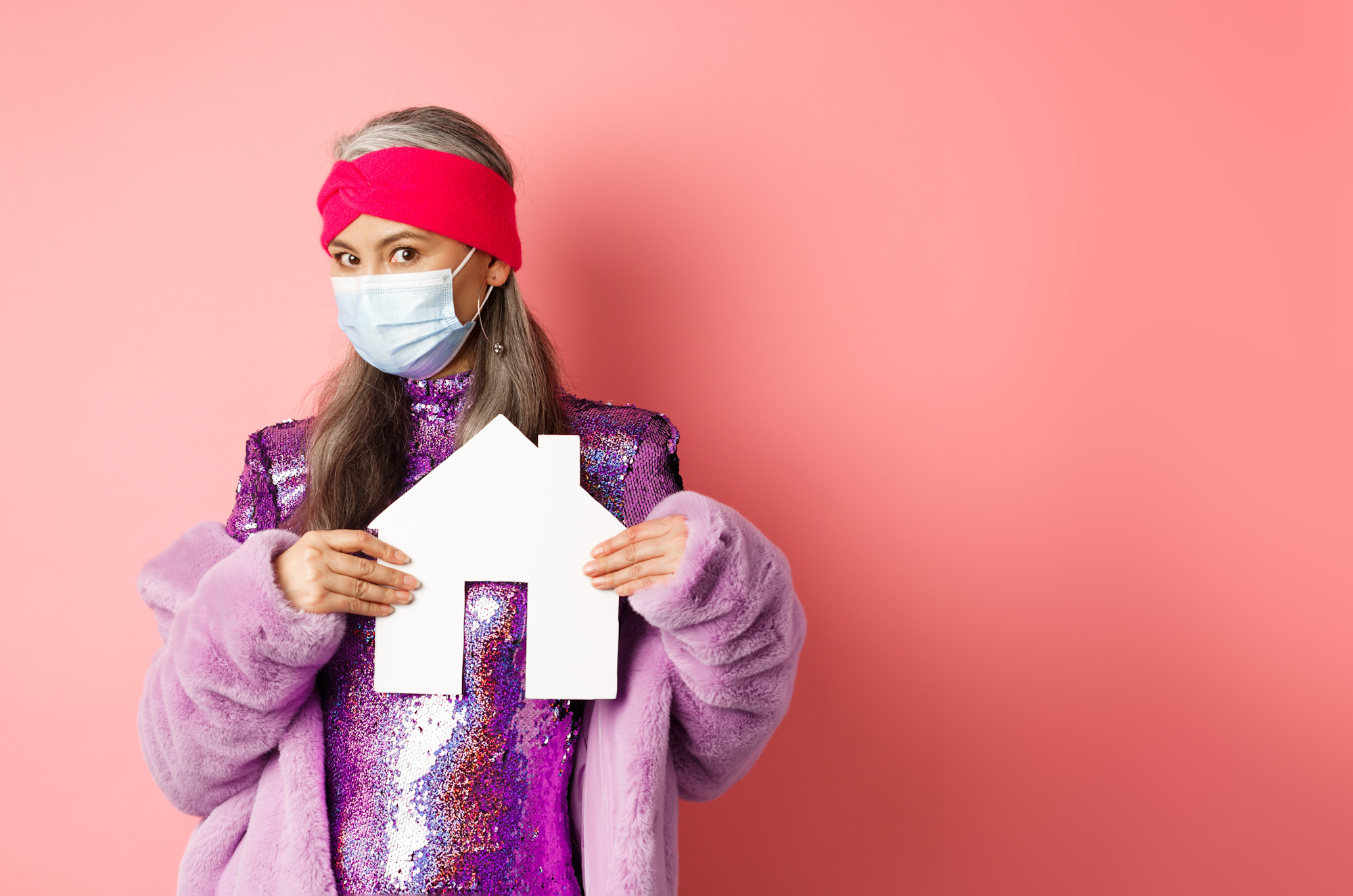 Sezon infekcji wirusowych 14 covid real estate concept stylish asian senior lady shiny dress showing paper house model rec edited