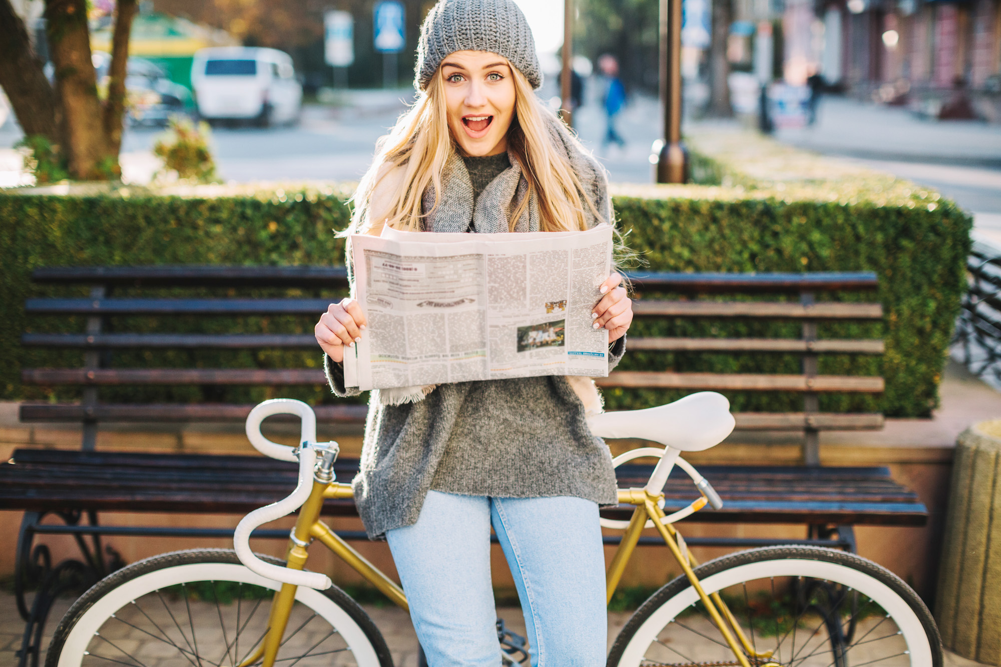 O kampanii "Rak piersi nie ma barw" 10 excited woman with newspaper near bicycle edited
