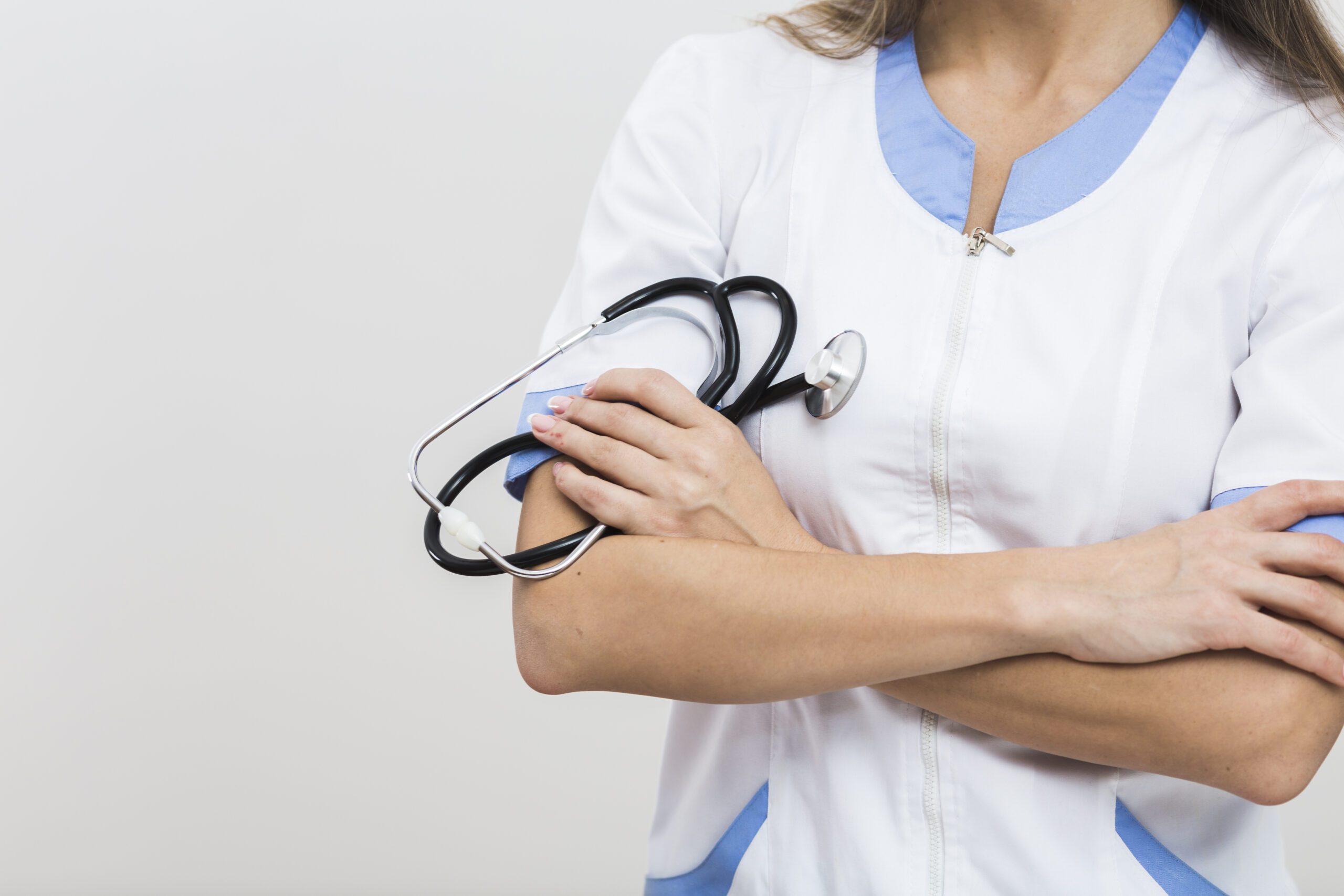 kobiety lekarka wrecza trzymac stetoskop scaled