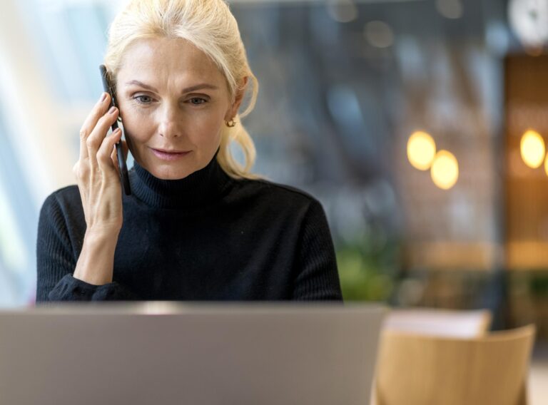 widok-z-przodu-starszej-kobiety-biznesu-pracy-na-laptopie widok-z-przodu-starszej-kobiety-biznesu-pracy-na-laptopie